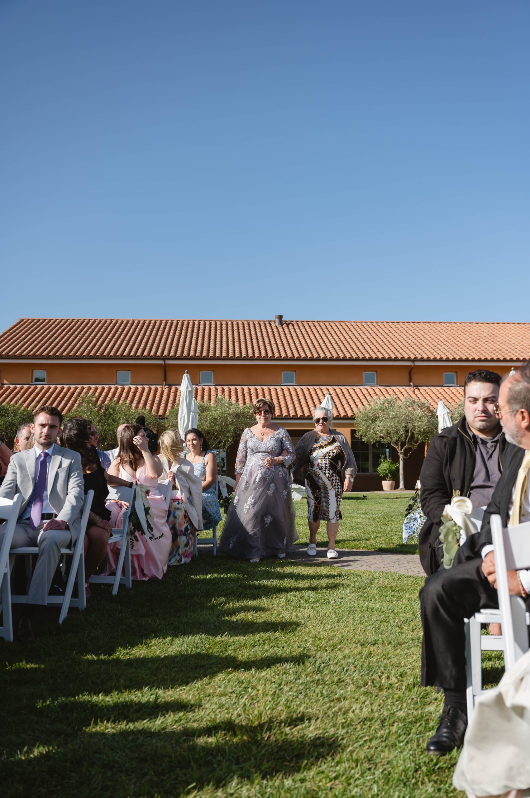 ceremony starts Soft Romantic + Minimalistic Wedding at Viansa Winery in Sonoma Jen Vazquez Photography