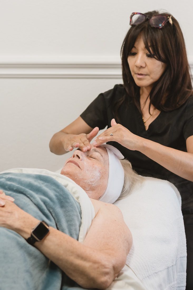 esthetician Monina Wright of Moderne Beauty giving a facial to a client in Willow Glen, California by Bay ARea Photographer Jen Vazquez